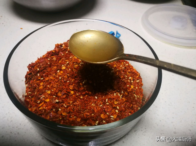 做油泼辣子，别再直接泼热油，教你正确做法，又红又亮，又香又辣