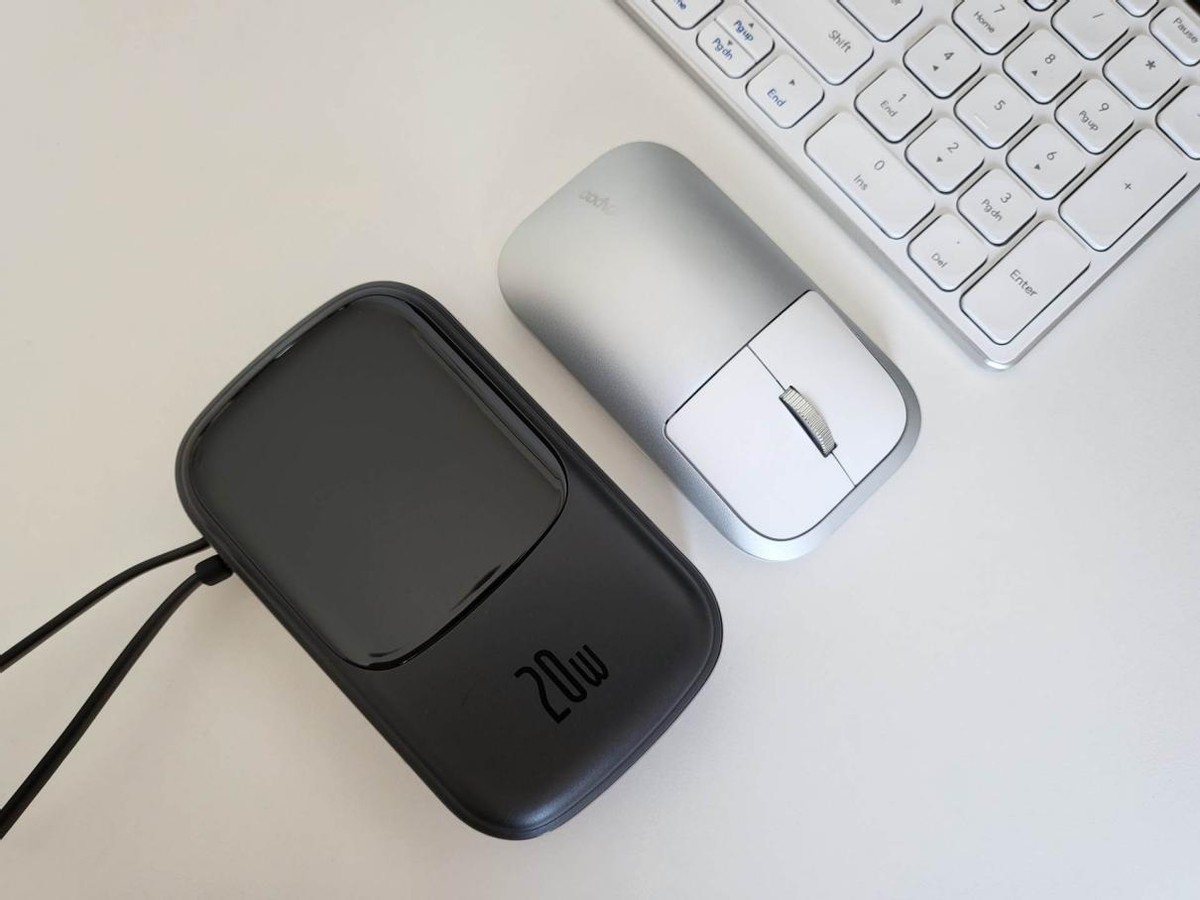 倍思Q数显快充移动电源——苹果安卓完美兼容，双机党必备掌中宝