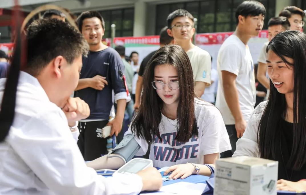 1076万毕业生迎来最难毕业季，“三道障碍”摆在面前，出路在哪？