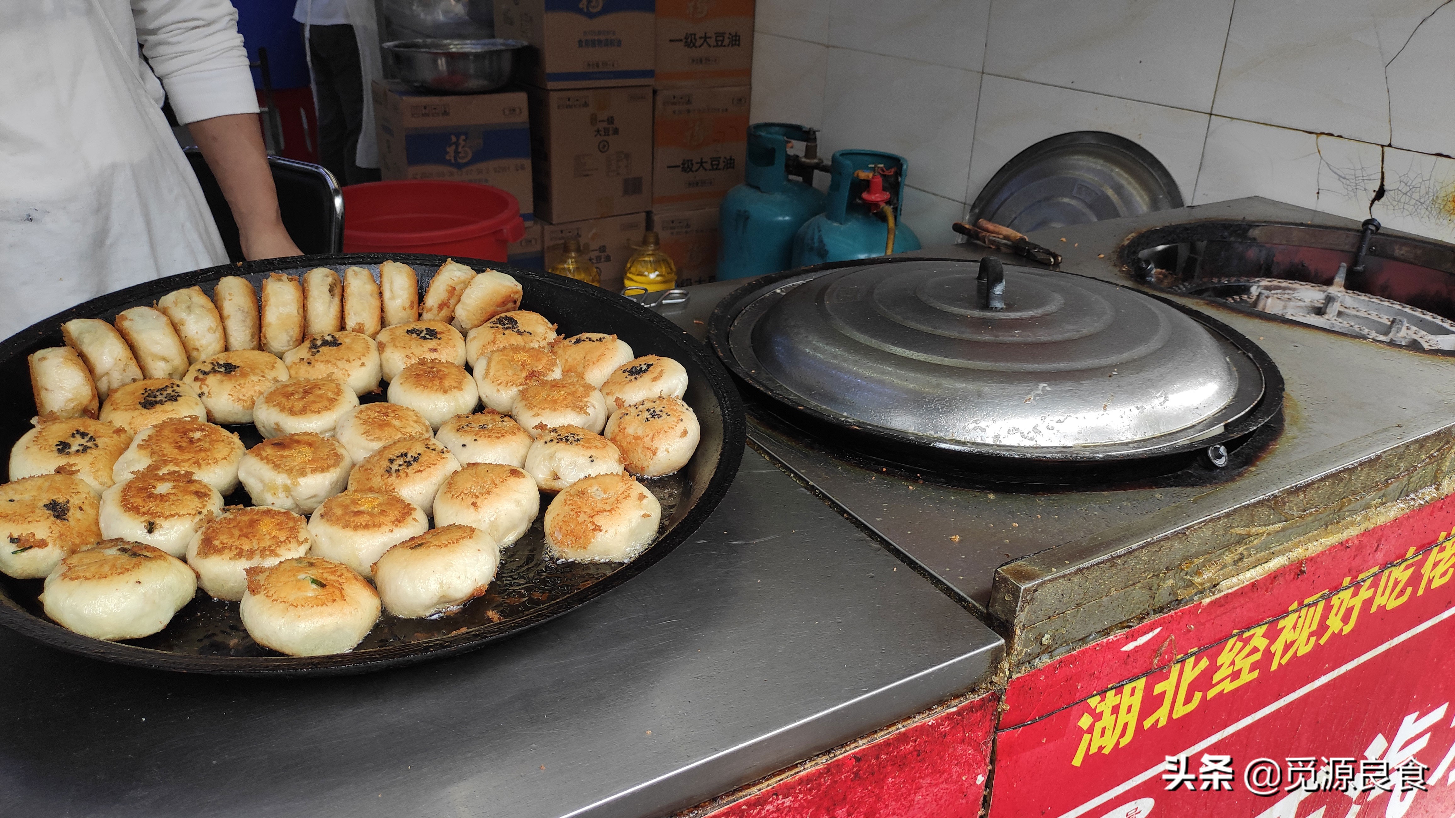这10种街头早餐，是武汉特色小吃的一部分，花样多，一个月不重样