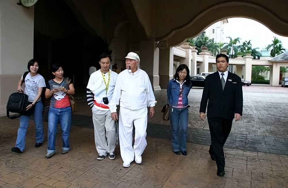 2007年成龙和亲哥安徽相认，对方一贫如洗，他有没有帮帮哥哥们