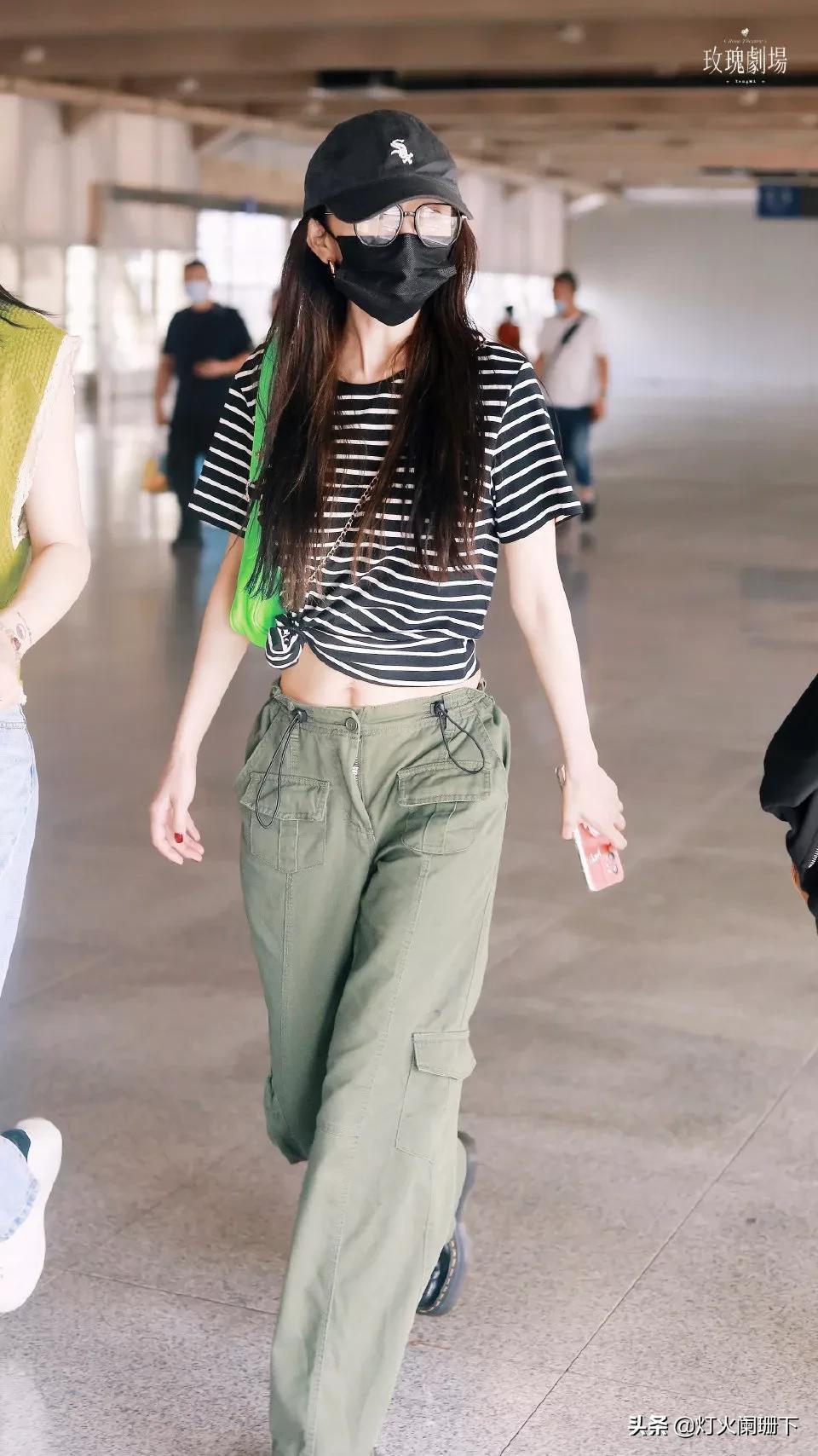 杨幂私服炸街来了 果然是时尚女王 一出就是名场面