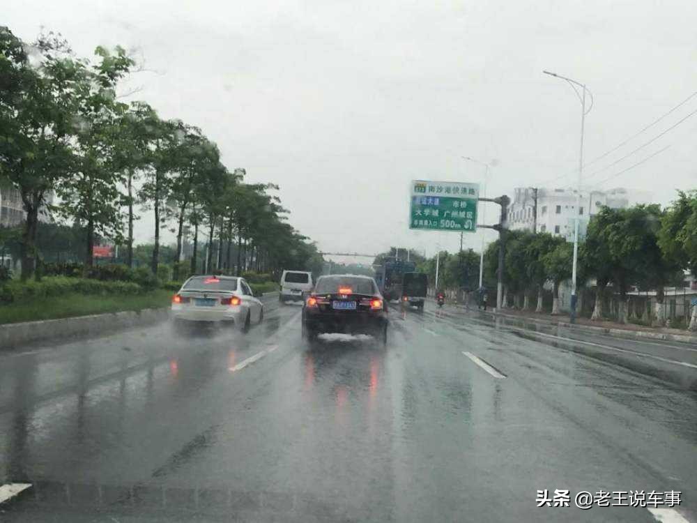 高速公路行駛，突遇暴雨可以靠邊停車嗎？交警給出正確答案