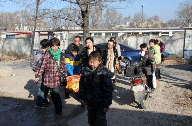 2005年,吉林山村尴尬事,村民深夜睡觉总尿床,老人:真丢人怎么见人