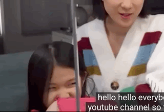 钟嘉欣和女儿为彼此化妆，英文粤语切换自如，Kelly表情古灵精怪