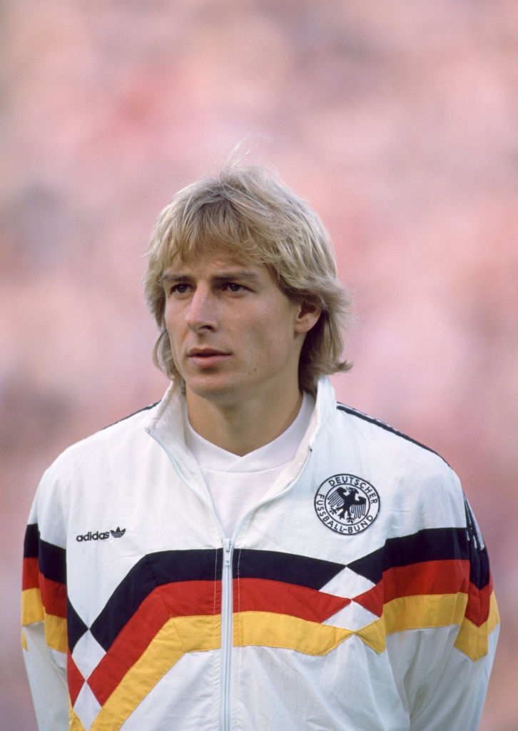 金色轰炸机克林斯曼一共踢过17场世界杯比赛,打入了11球,场均进球数为