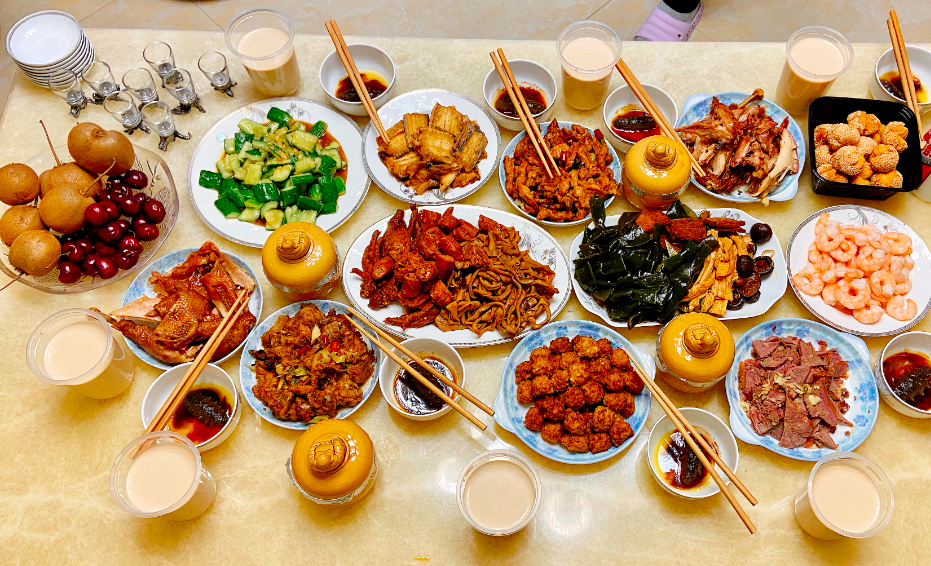 着不同风味的年夜饭一家人团聚在一张餐桌旁让年夜饭的味道变得真实