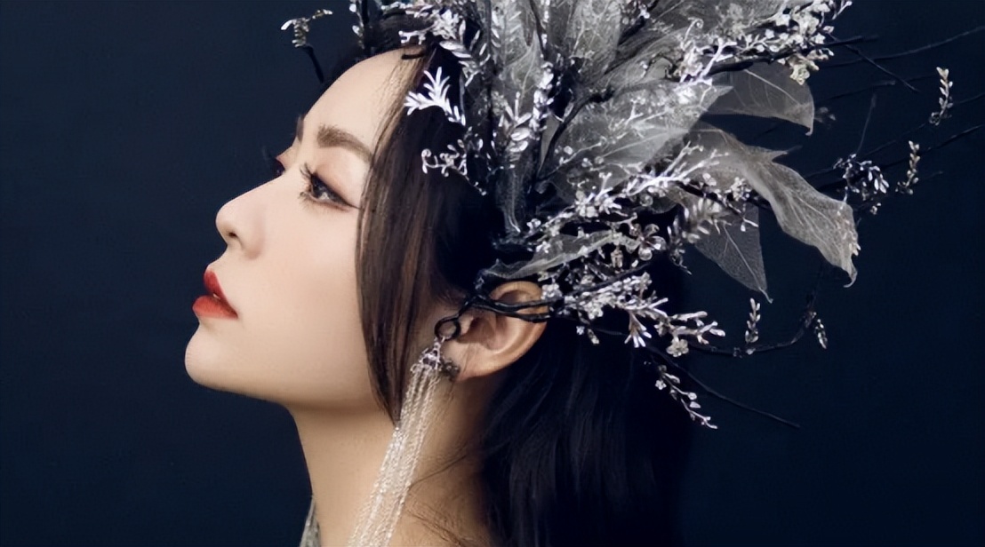 当了13年的赚钱工具，靠逼婚上位，张靓颖到底有多傻？