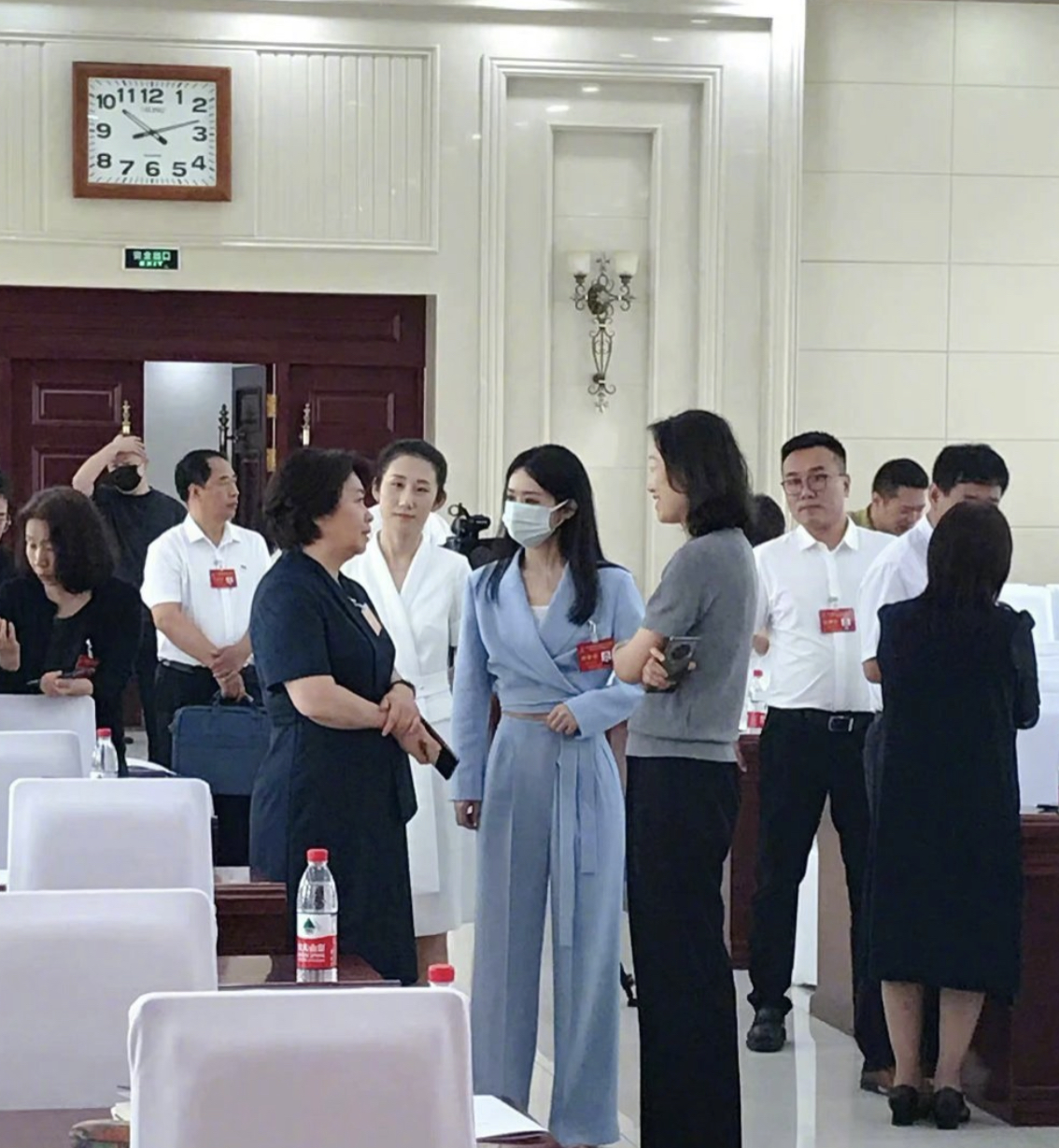 赵丽颖成河北影视协会副主席！穿千元衣气质佳，与央视名嘴似姐妹