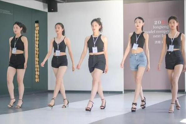 百位女学生参加模特大赛，清一色比基尼秀身材，高校操作令人迷惑
