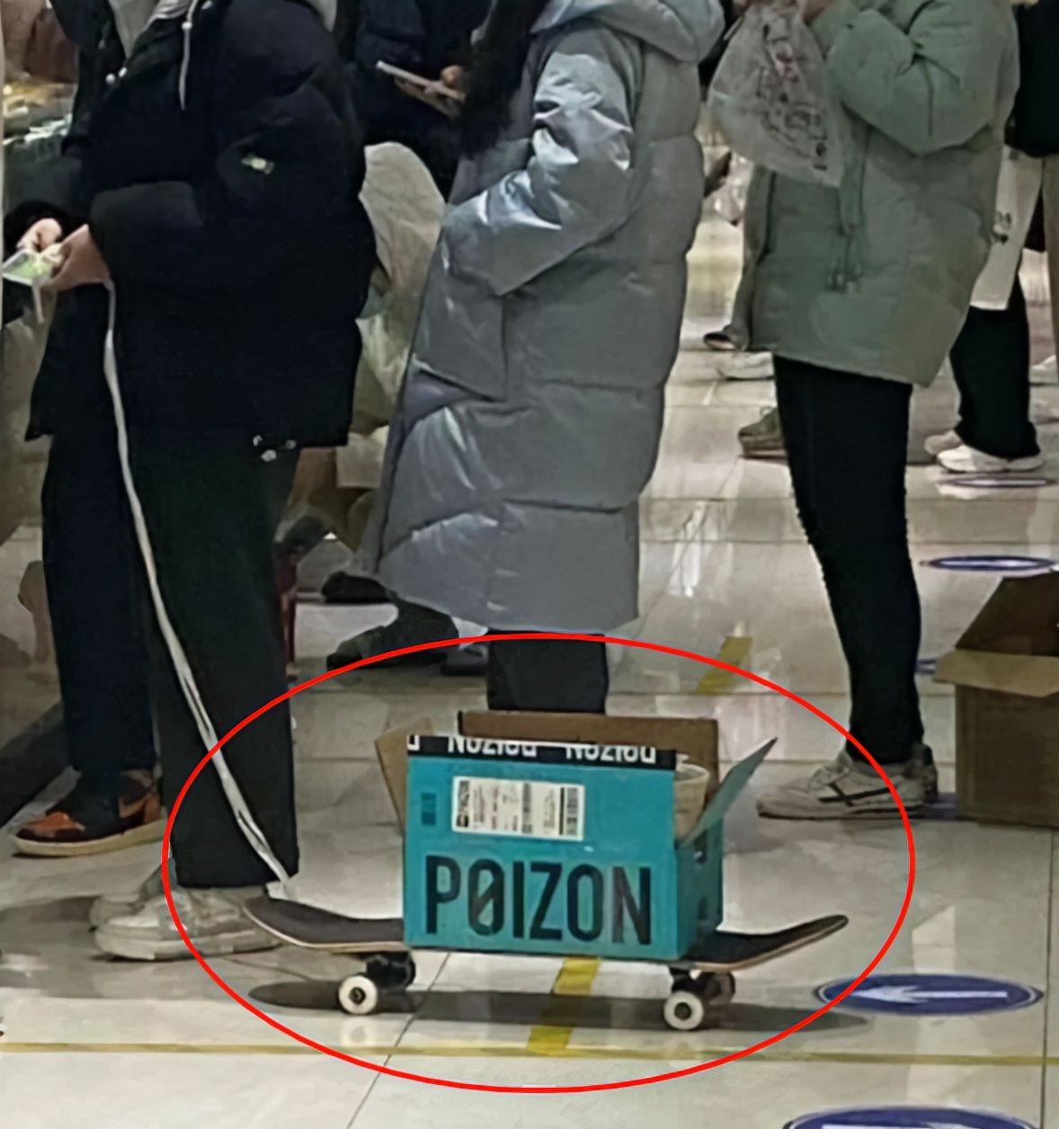 西北大学禁止学生食堂就餐，每个寝室派代表打饭，“饭桶”成亮点