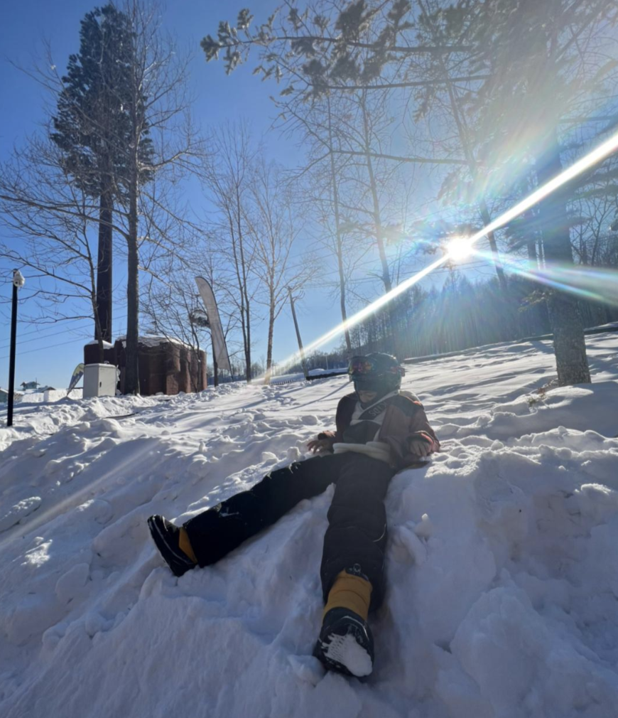 杜江陪霍思燕甜蜜度假后，晒和儿子滑雪照，8岁嗯哼越来越像爸爸