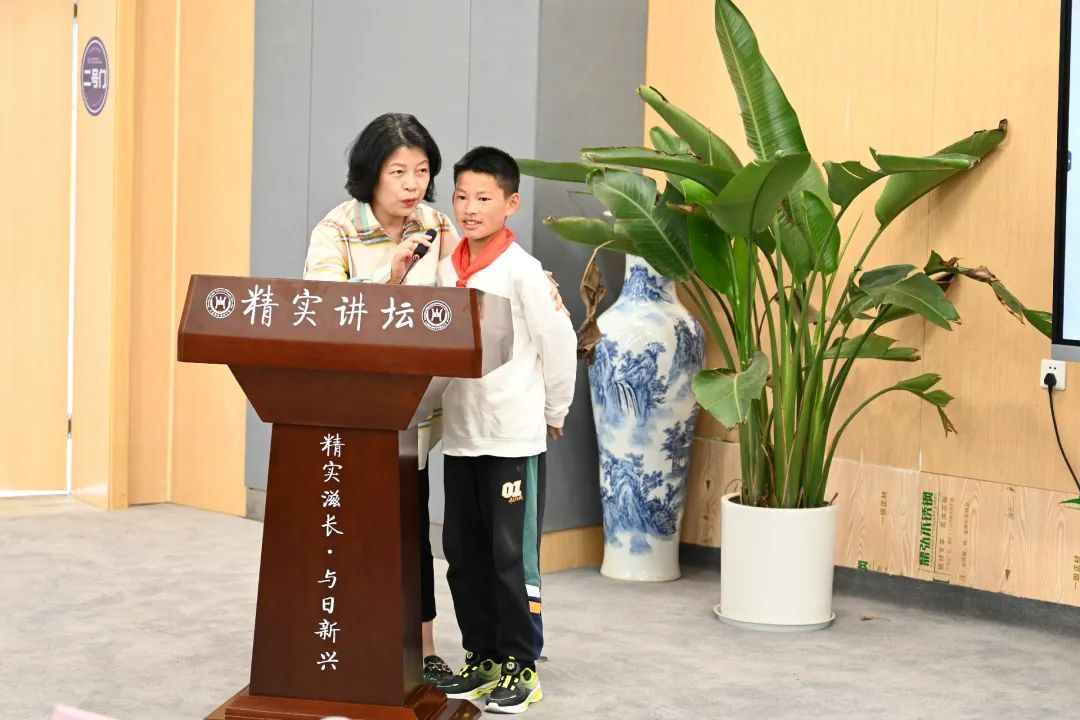 天府新区新中附小开展艺术节暨党队共建六一国际儿童节演讲比赛