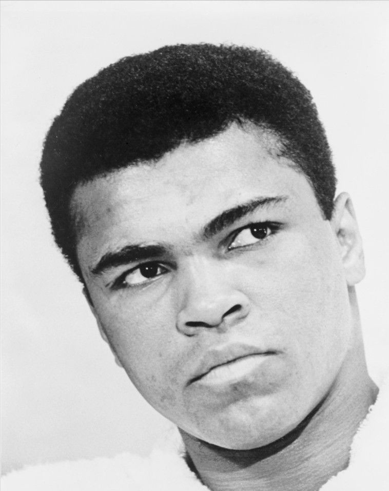 拳王阿里:在黑暗中成长,为个人和民族战斗的英勇斗士