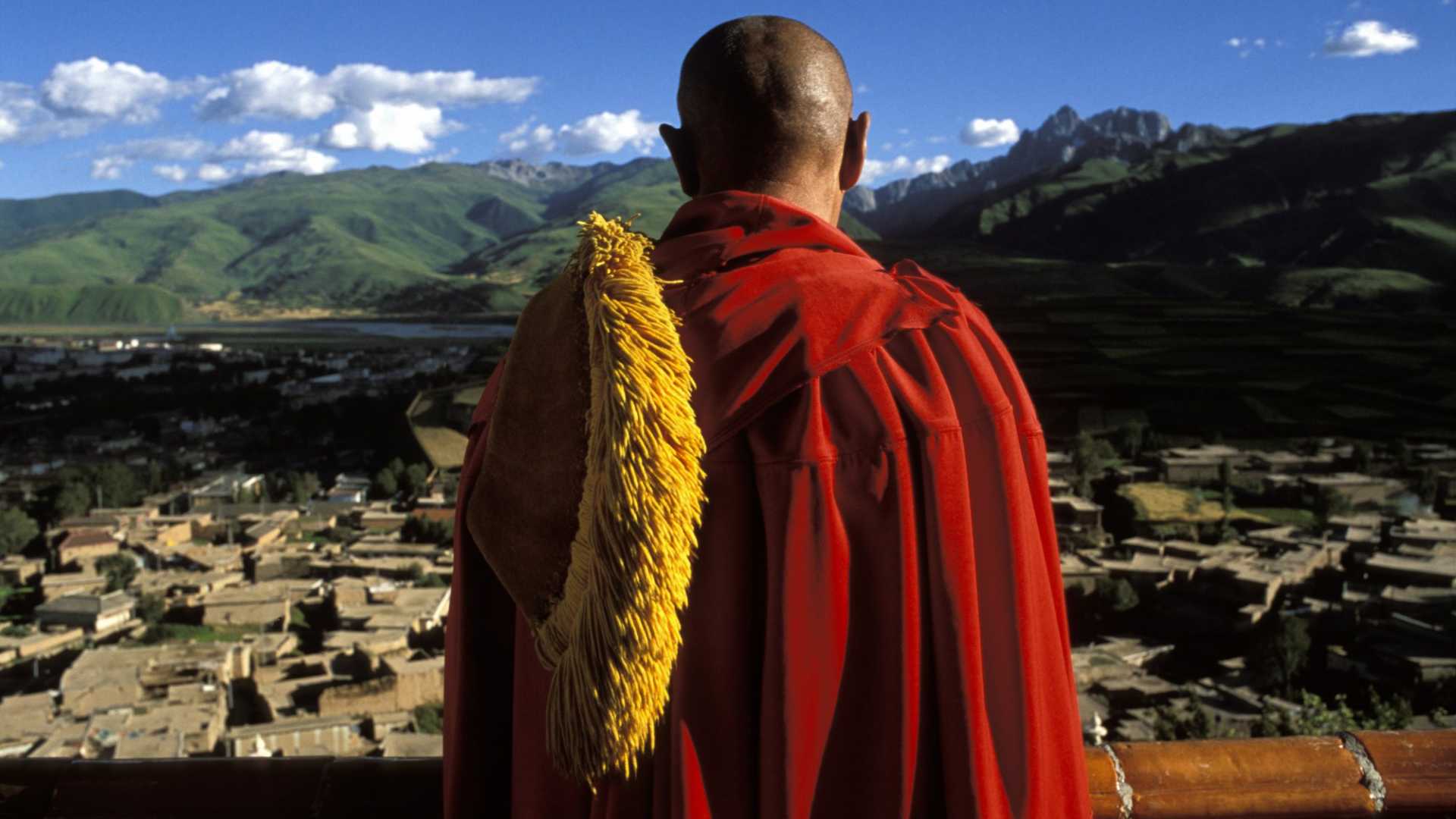 藏传佛教的班禅和达赖哪个地位更高？“活佛转世”如何确认身份？