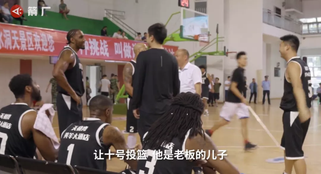 为什么最强nba登不上(砸400万，请NBA球星打球！中国最山寨比赛，凭啥火爆小县城？)