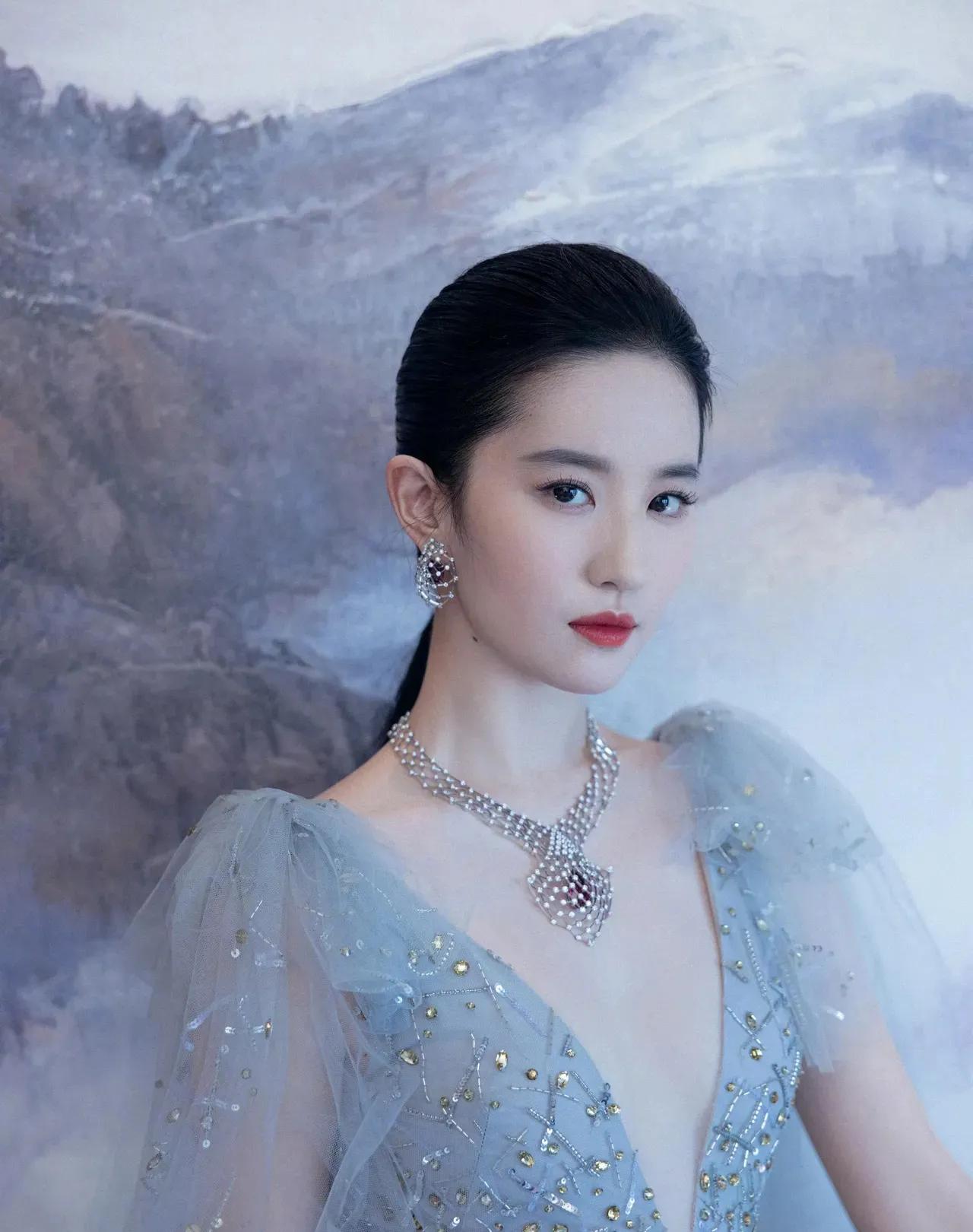 刘亦菲最新优雅大方，温婉迷人的美照