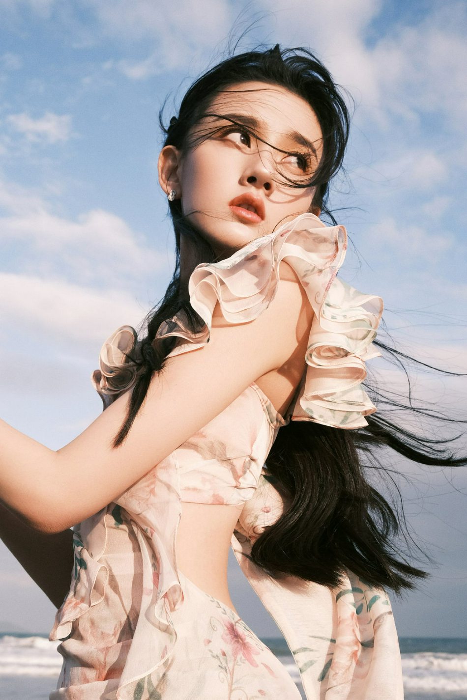 宋祖儿骑马漫步海岸仿佛精灵少女