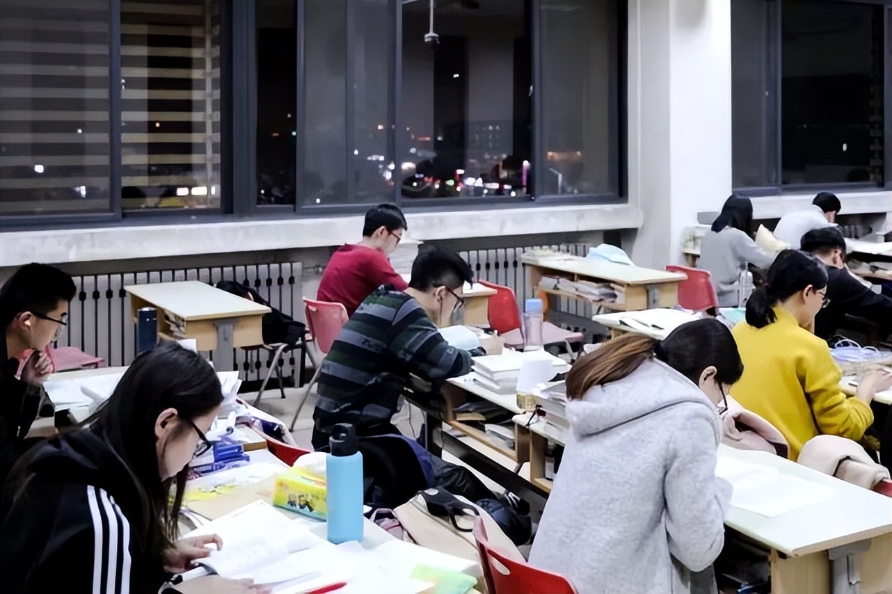 大学生“生活费”等级排行，1500元只能算中等？贫民贵族差距大