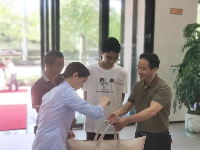 何润琪：带着妈妈遗照上清华，这个湖南文科状元的故事让人唏嘘