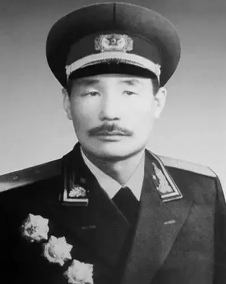 1939年,军区参谋长向司令拍桌子,聂荣臻大怒:我找个人来管管你-热门