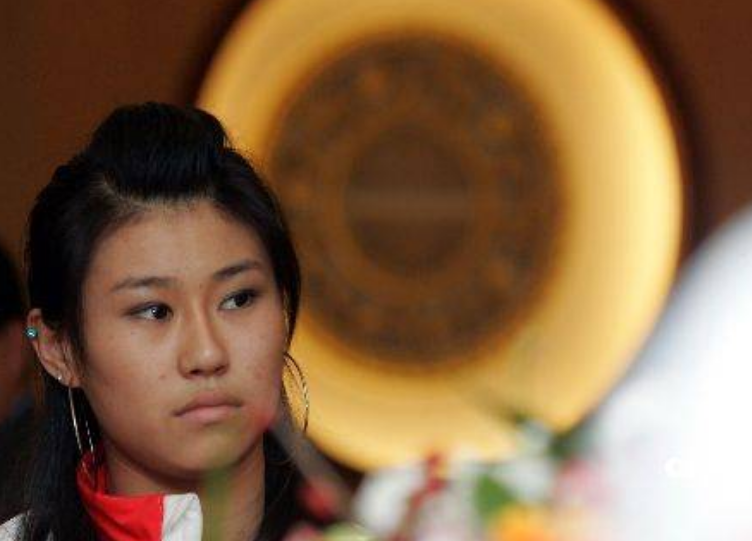 2008年，北京一无臂小伙用双脚弹钢琴火爆全网，成名后却选择退隐