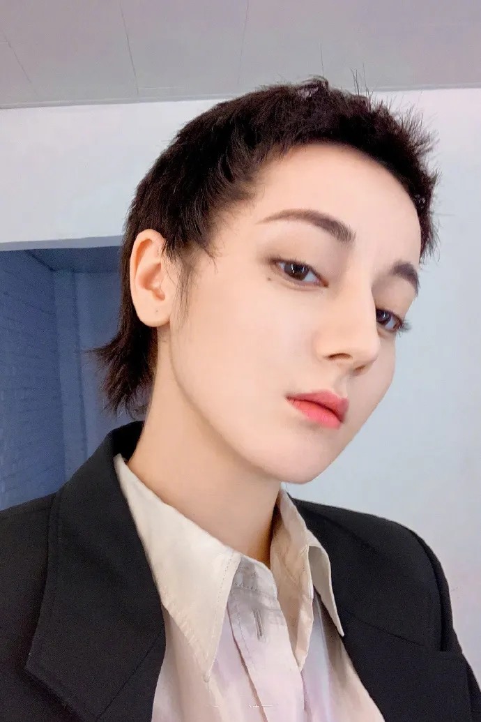 同样是“齐耳短发”，杨紫清爽减龄，迪丽热巴让人不忍直视