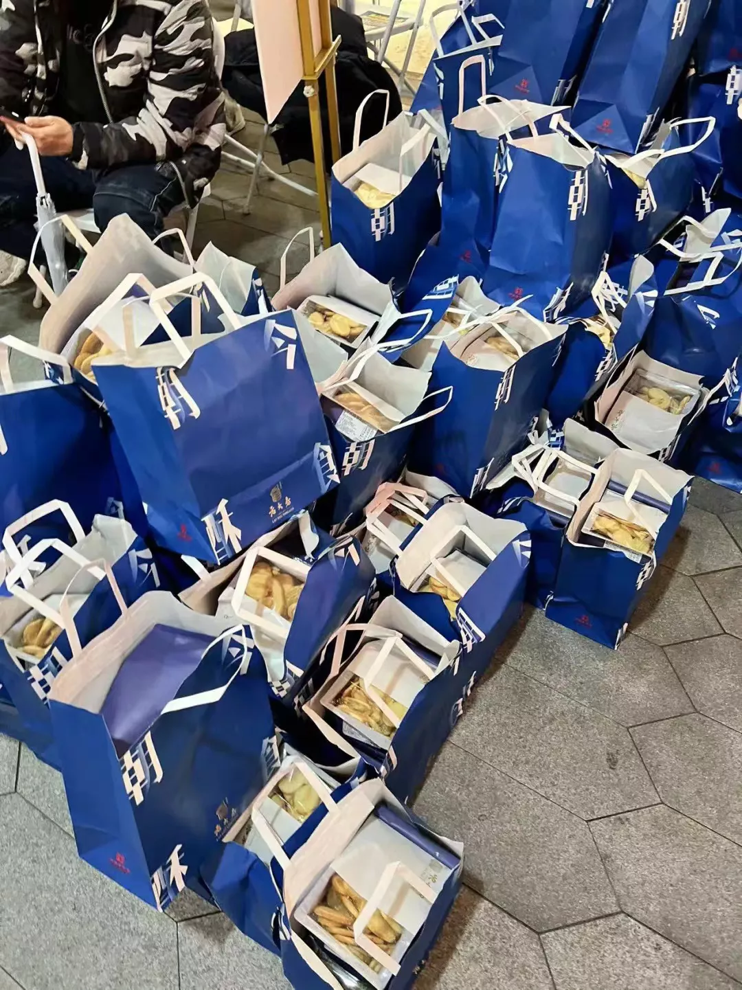 为打疫苗第三针,上海各个街道又开始拼了