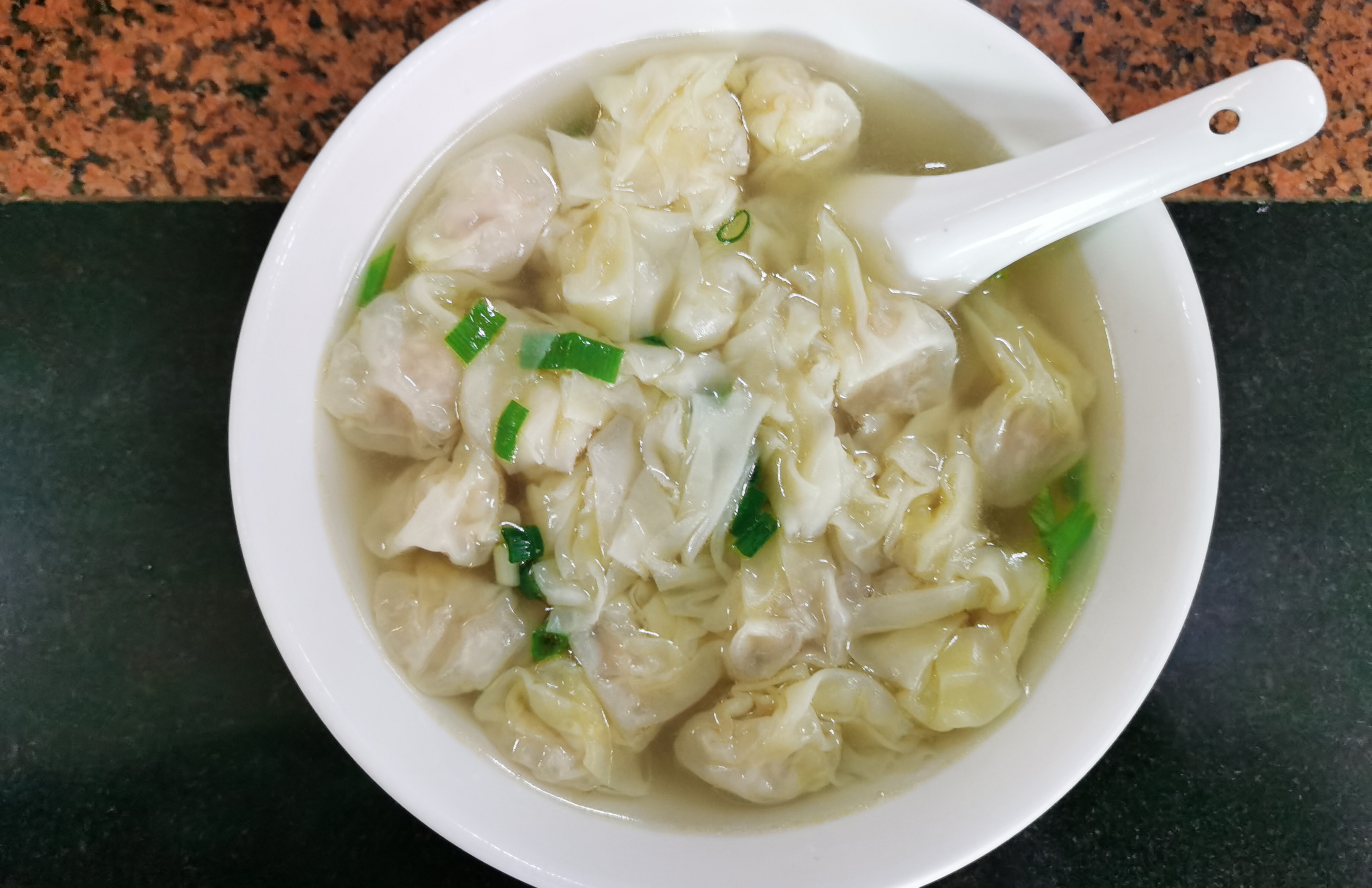 这是崖口行走的习惯,因为"家长"(家中悍妻,以"家长"称之)爱吃崖口云吞