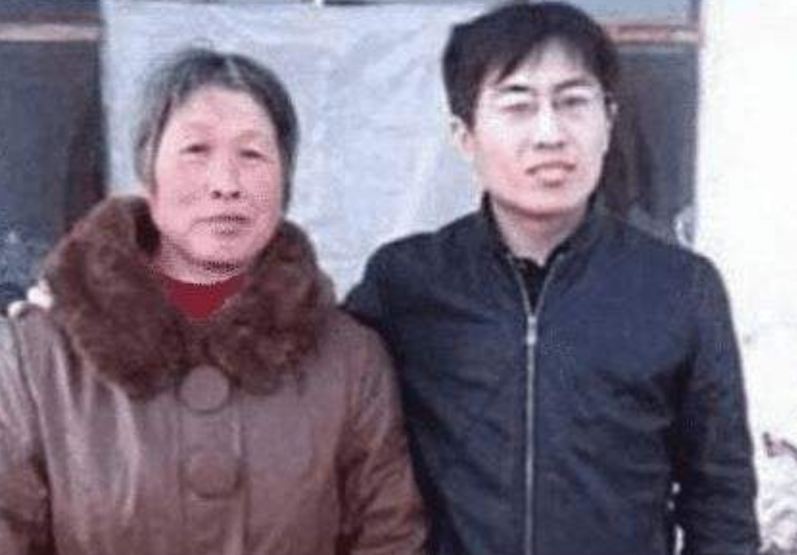 高考647分的高材生，蜗居网吧4年不回家，不洗澡不换衣服