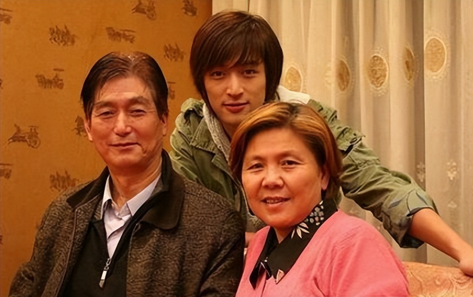 胡歌爸爸胡逸材：前卫的教育助孩子成才，为他的终身大事操碎了心