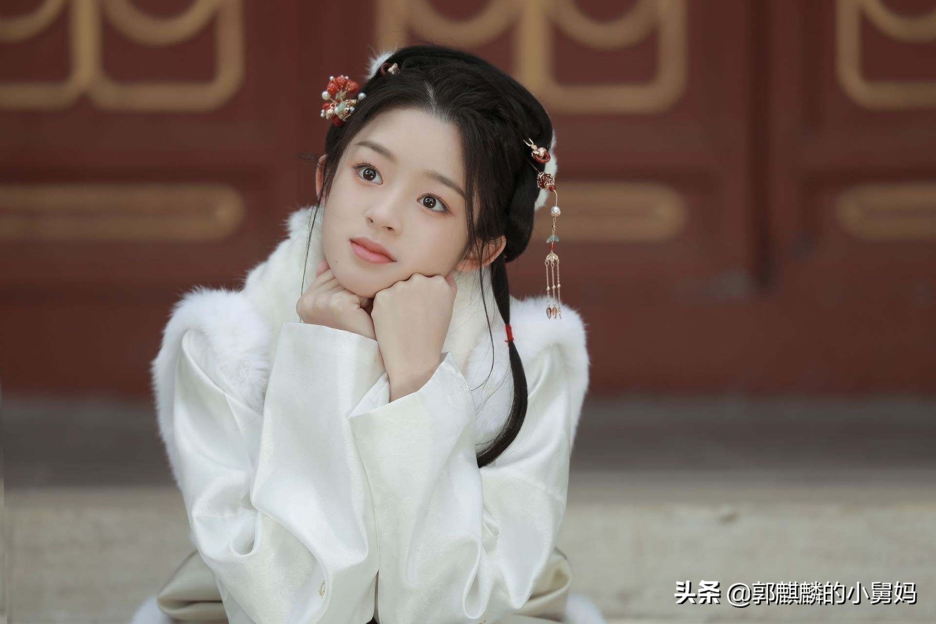 又一个童星被“催熟”？小学没毕业被杨幂签下，浓妆成家常便饭