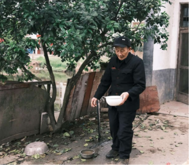 2008年湖南老人抢劫入狱“养老”，刑满释放后，老人：还想回去