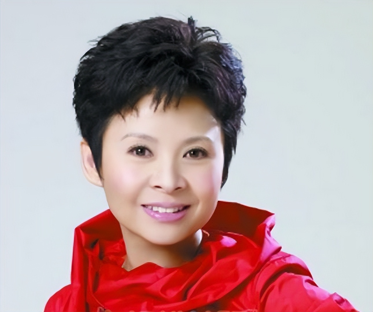 中国“殿堂级”民歌唱家，5连冠至今无人打破，与初恋恩爱33年