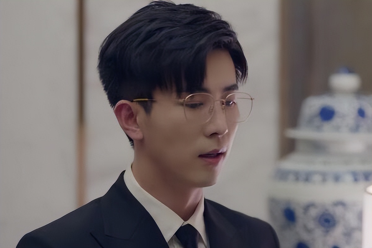 反转人生超级弟控：霸总得知弟弟女友勤工俭学来公司实习 拉横幅列队欢迎