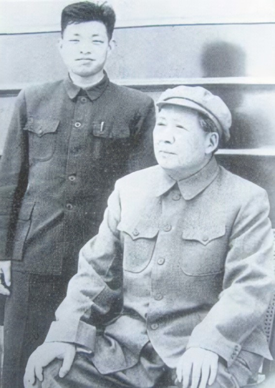 1976年毛主席逝世，华国锋召开紧急会议：有三个问题急需解决