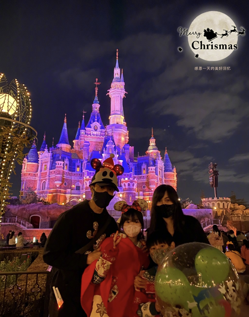 吴尊圣诞节打卡迪士尼，和妻子浪漫亲吻，NeiNei身高快赶上妈妈