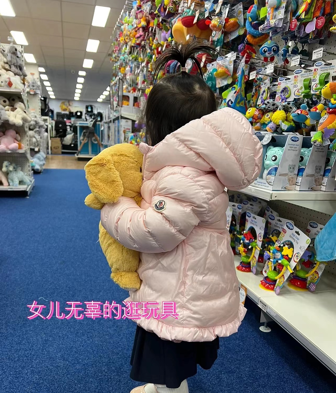 周杰伦全家出游，助理检查路人手机禁止拍照，网友建议当事人报警