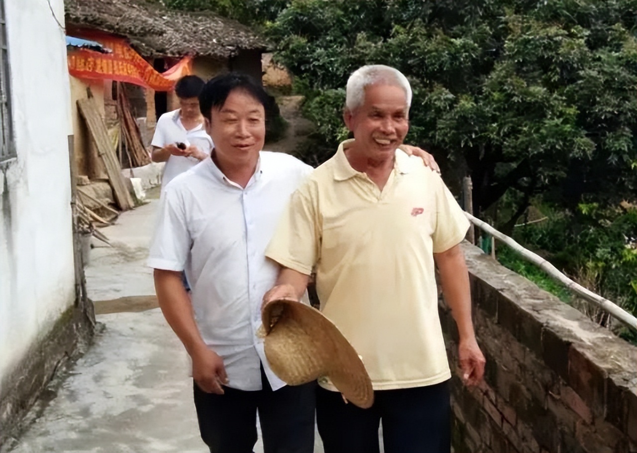 “超生游击队”真实事件：21年连生15个孩，妻子生产细节让人心疼