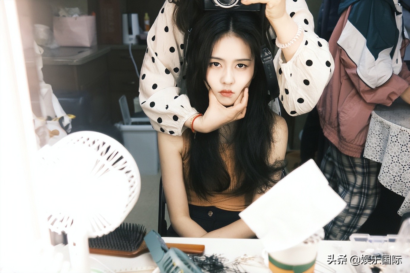 白鹿被助理扭脸好可爱 对镜搞怪摆拍关系好