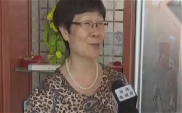 2017年山东农村四胞胎姐妹花同时考上大学，父母给他们买了部手机