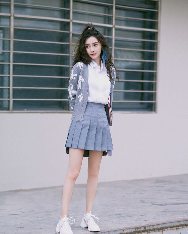 今夏流行"青春小短裙",甜美又显气质,这样穿还能修饰梨形身材