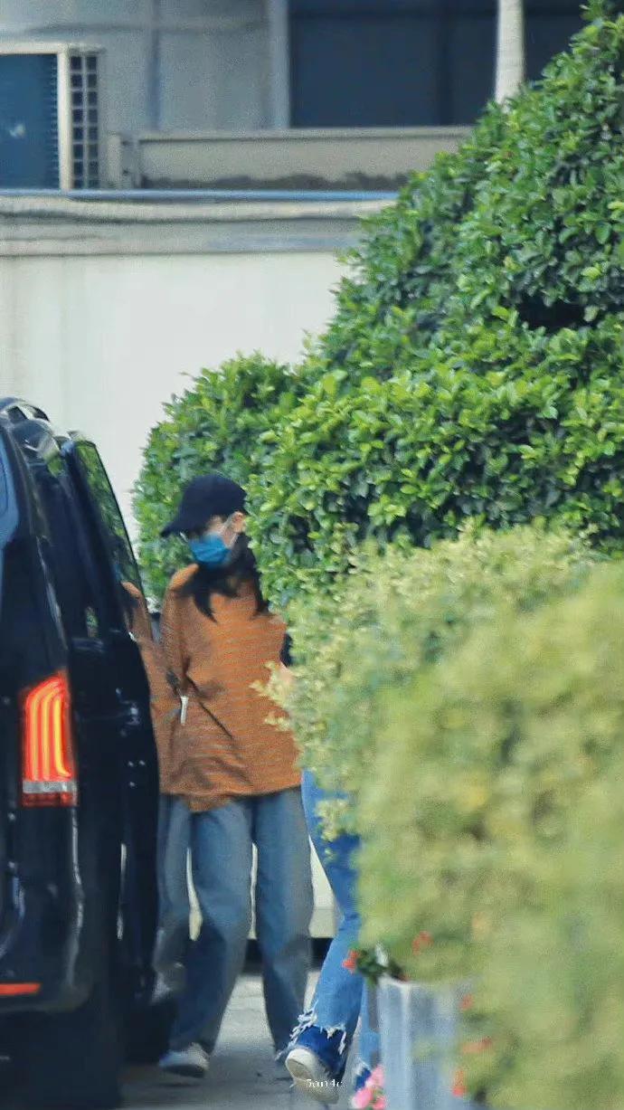 迪丽热巴近日机场私服，简单舒服就很好看。 ​​​