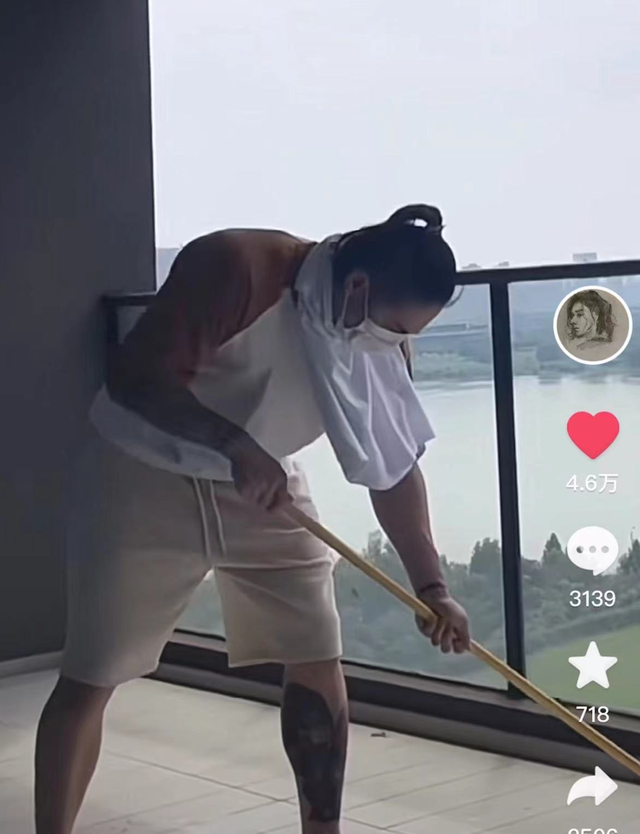 蒋劲夫退圈后生活悠闲，和大妈跳广场舞无人识，曾被拍搬货送外卖