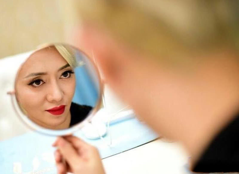 山寨梅艳芳张丽：整容10余次，捞金年入上百万，刘德华见她落泪