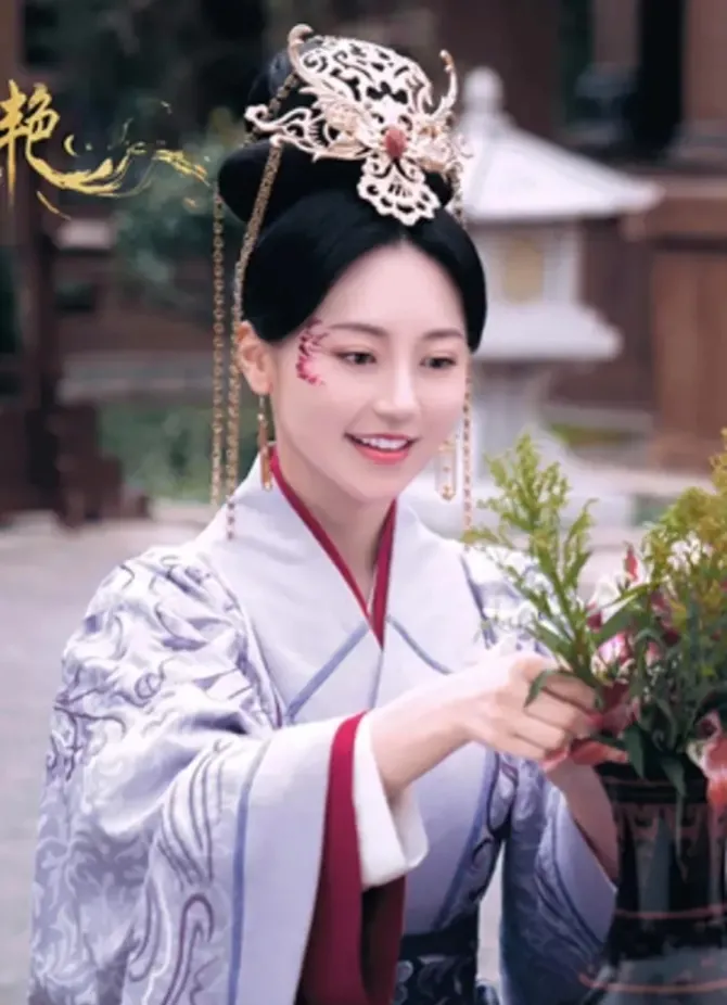 新版《钟无艳》黄梦莹美出天际 扮丑被说不用心学鞠婧祎蒋勤勤