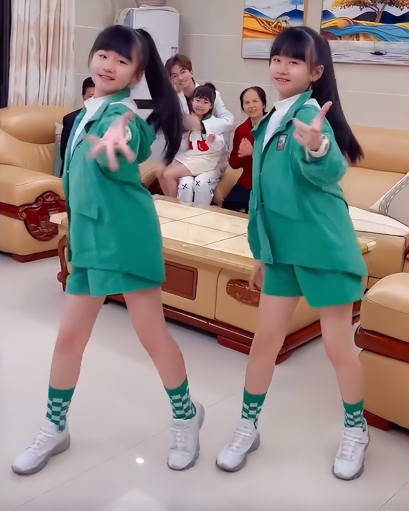 全网最默契姐妹花：“复制粘贴”双胞胎，自学跳舞圈粉1600万