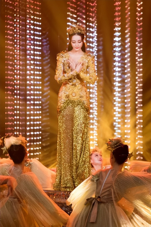 “金鹰女神”迪丽热巴:靠杨幂爆红,工作四年无休,沦为无戏可拍