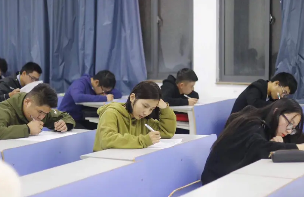 “考上编制，大家态度都变了”，这位大学生的经历，让人直呼真实