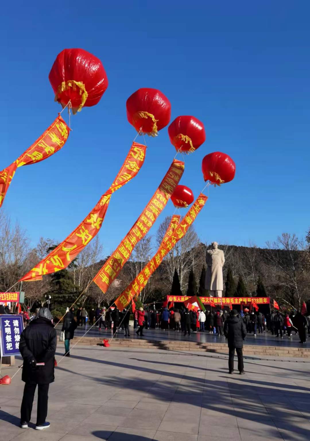 陶俊峰在济南英雄山下拍的纪念毛泽东诞辰128周年活动“纪实片”